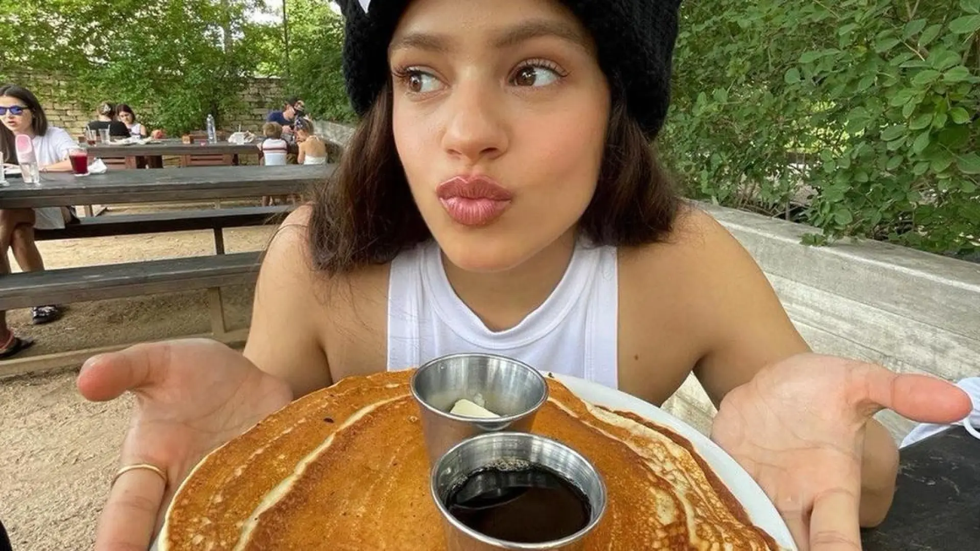 De su tortilla de patata con cebolla al bizcocho de 14 kilates: 4 momentos en los que Rosalía ha mostrado ser una auténtica 'cocinillas'