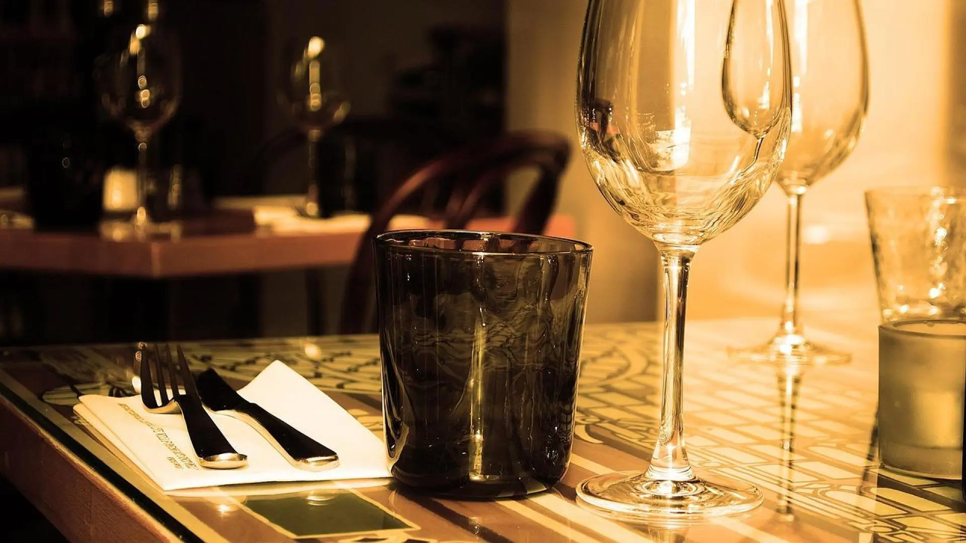 Adiós a las cenas improvisadas: cada vez más españoles prefieren reservar en restaurantes