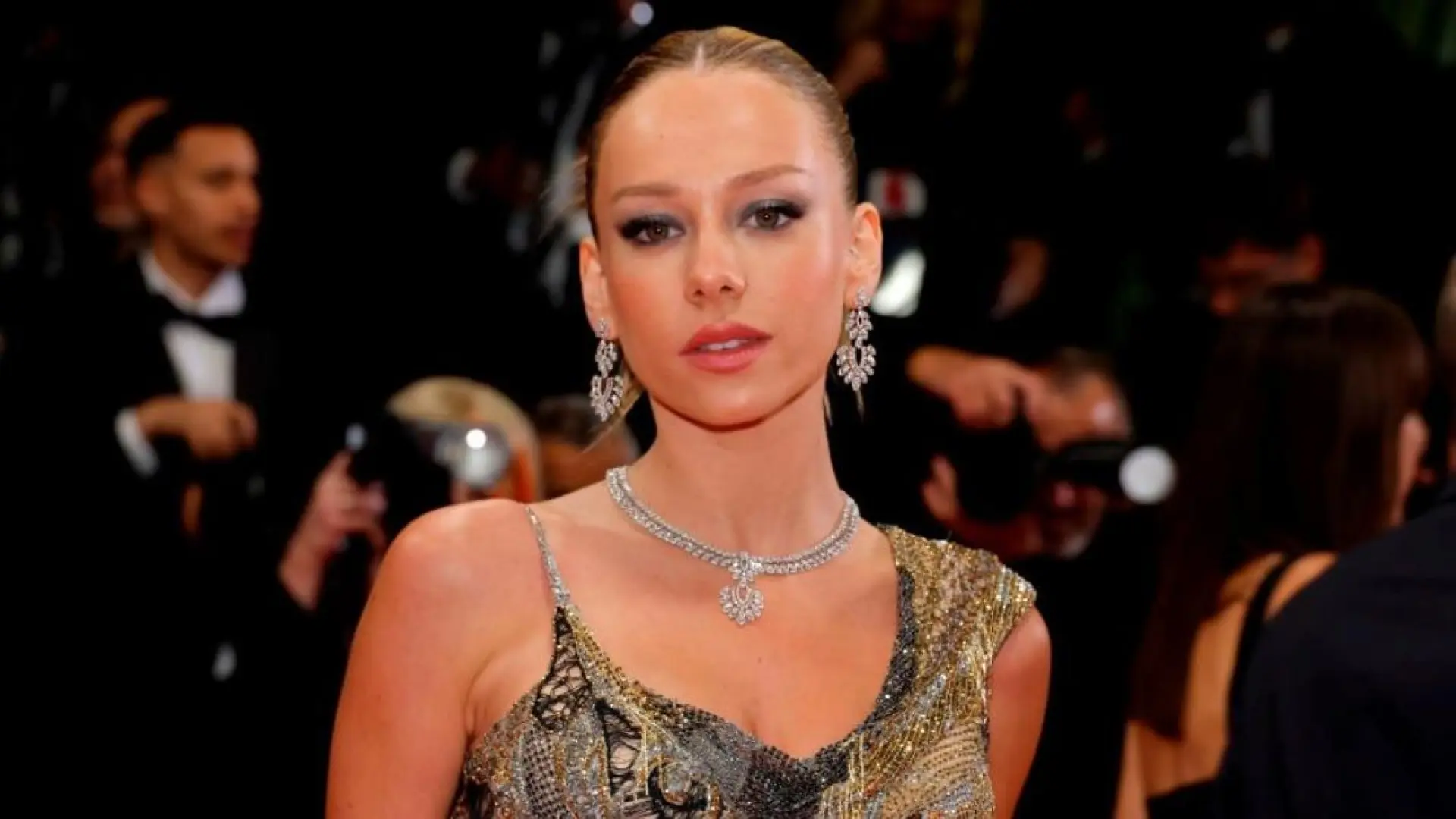 
         Corsé, transparencias y bragas: así ha sido el imponente look de Ester Expósito para la gala de los premios GQ 
    