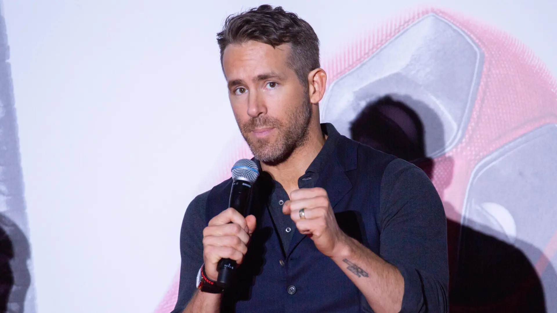 
         Ryan Reynolds no se resiste al público y paga 25.000 dólares por un sombrero durante una obra de teatro 
    