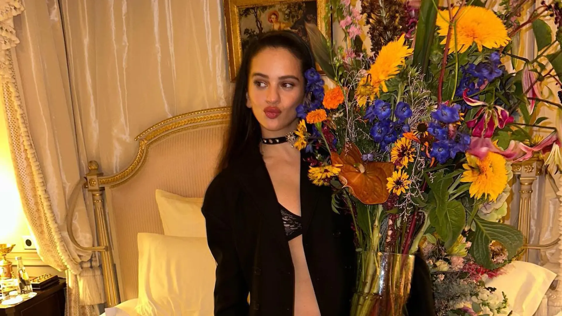 
         Rosalía también apuesta por la lencería para su primer San Valentín con Jeremy Allen White 
    