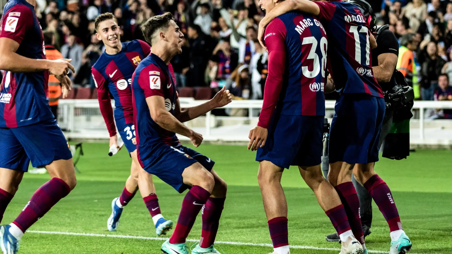 
         Los ultras del PSG atacan el hotel de concentración del Barça en París 
    