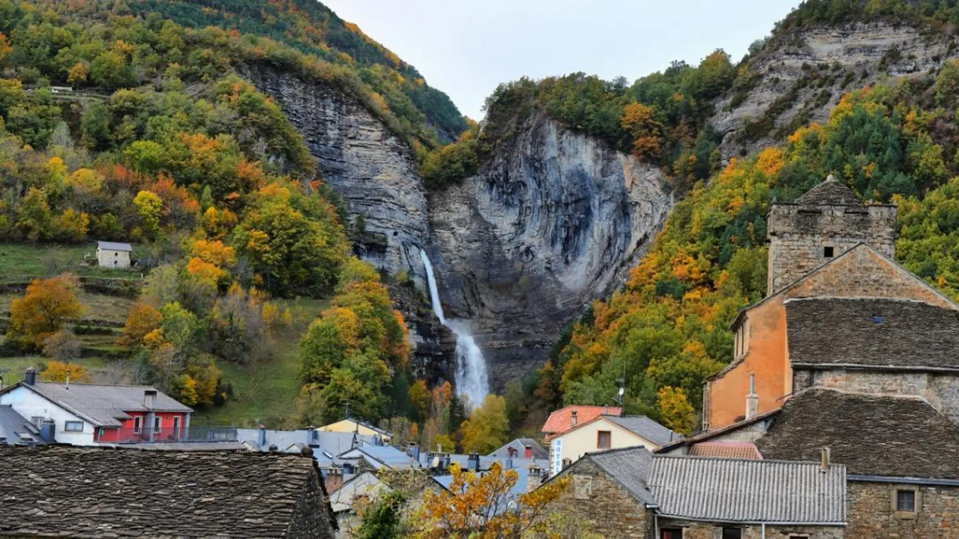La espectacular cascada que protagoniza el paisaje de un pequeño pueblo en el Pirineo aragonés