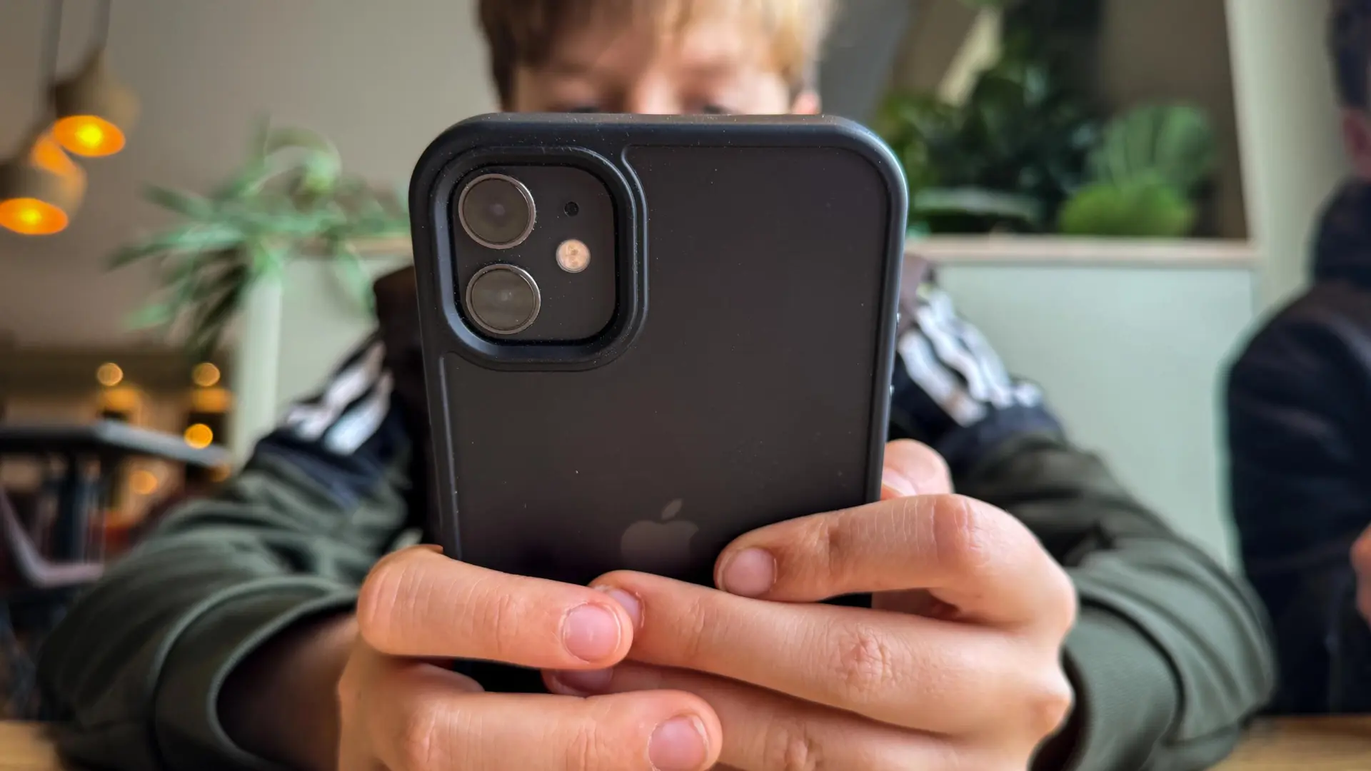 
         Gratuita, anónima y basada en el pasaporte Covid: así es la 'app' de la UE para verificar la edad de los menores 
    