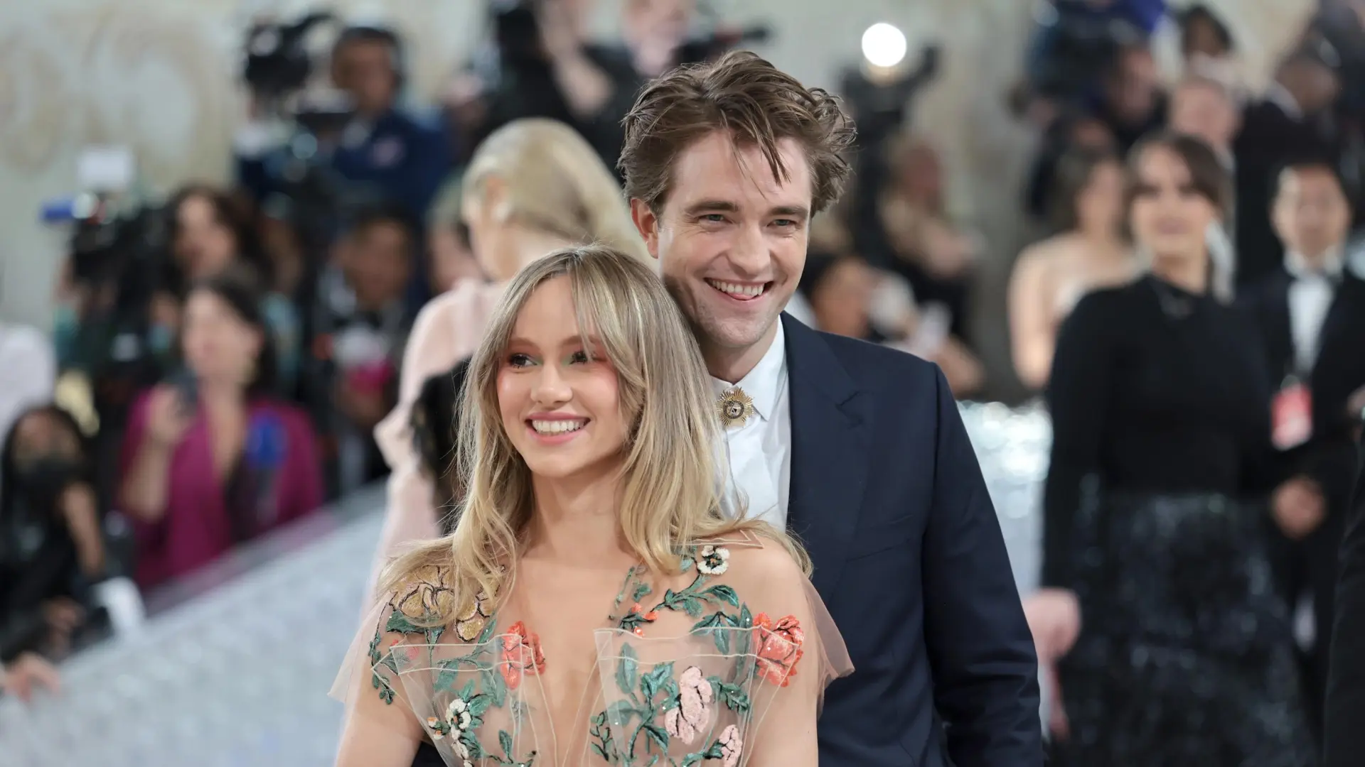 
         Robert Pattinson y Suki Waterhouse o por qué las relaciones más secretas son las que mejor funcionan 
    