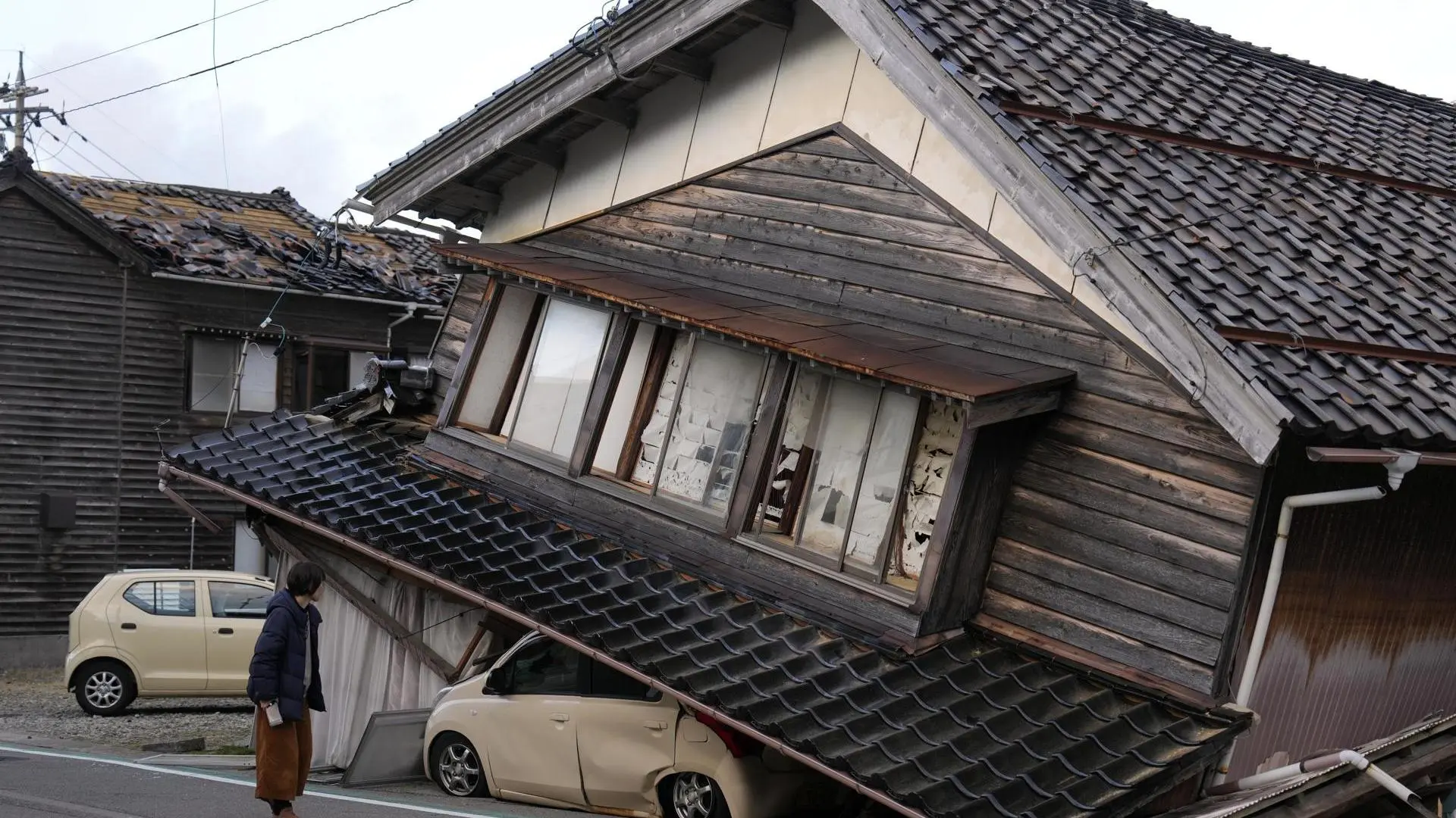 
         Japón desactiva las alertas por tsunami tras el terremoto que deja ya al menos 57 muertos y decenas de desaparecidos 
    