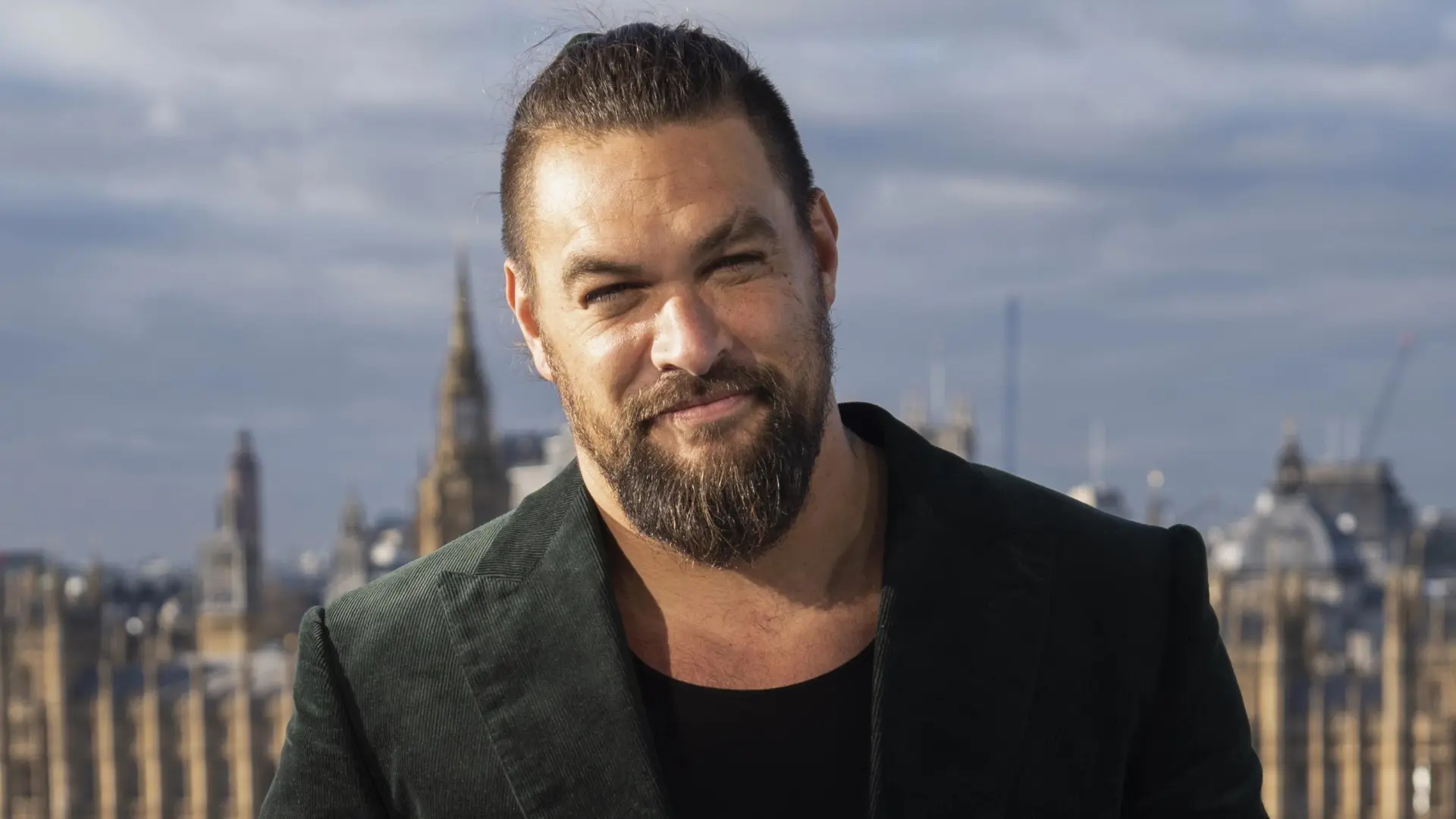 Un falso Jason Momoa estafa casi 600.000 euros a una viuda: usó IA para hacerle creer que le estaba construyendo una mansión