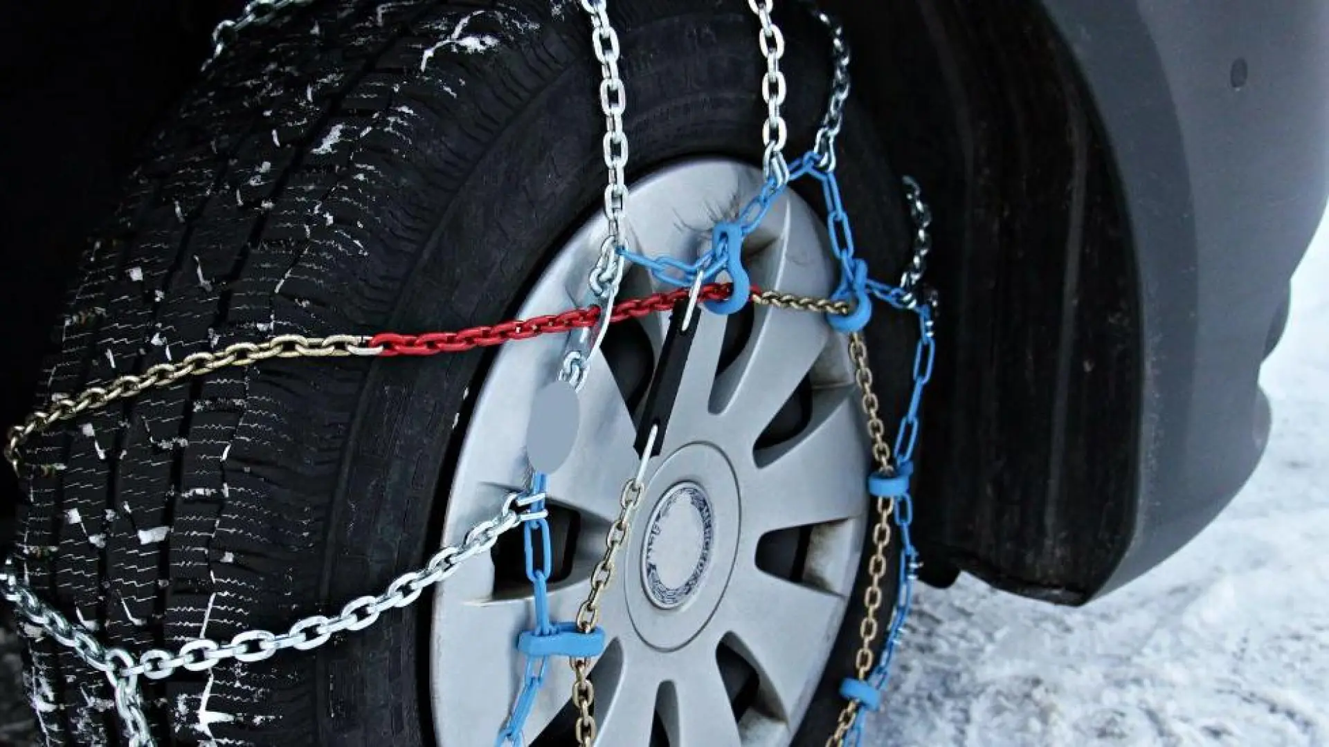 Cómo poner las cadenas de nieve en el coche en un minuto, según la Guardia Civil