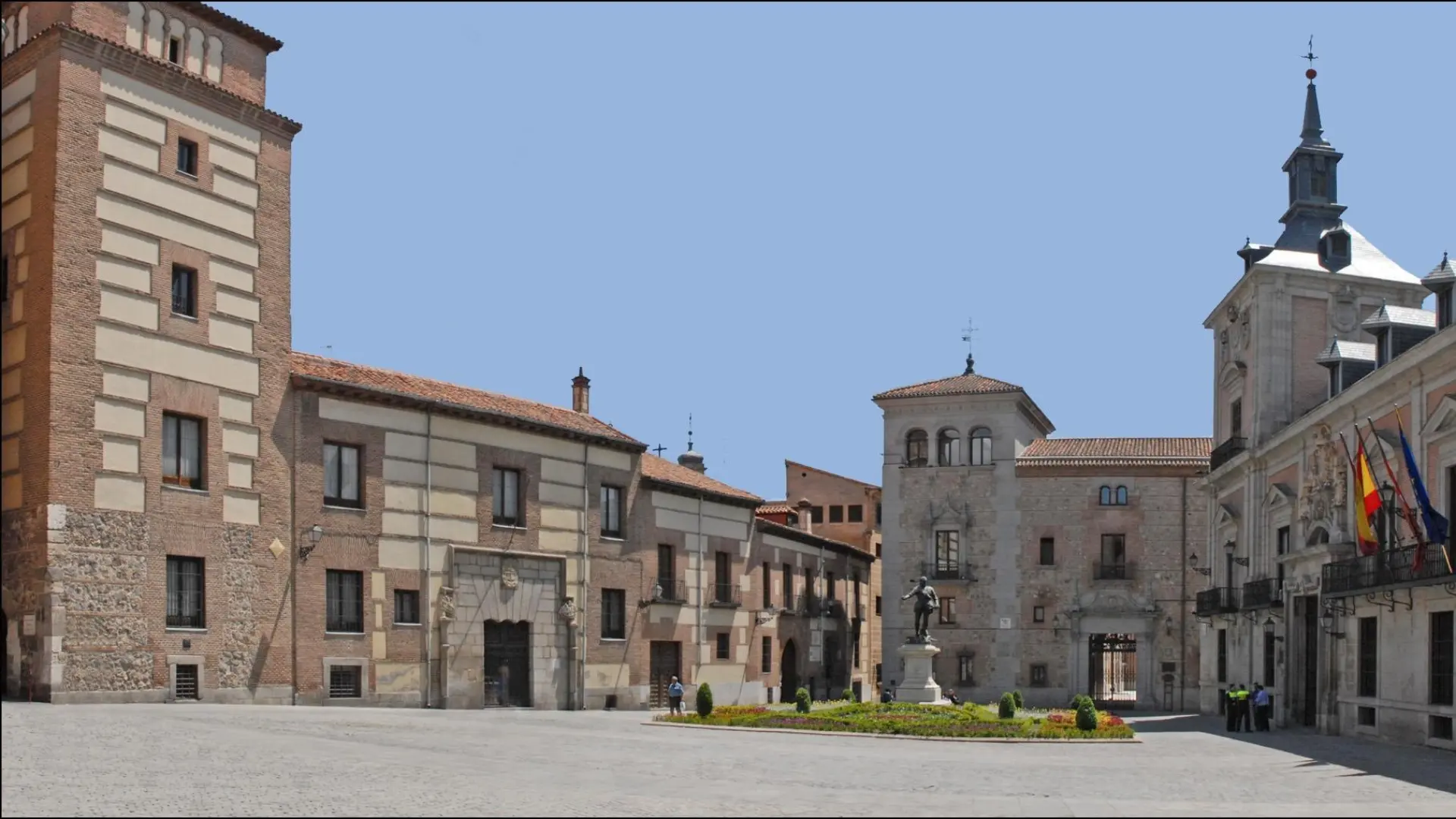 
         Desde la Plaza Mayor hasta la de Oriente: así es el casco antiguo de Madrid 
    