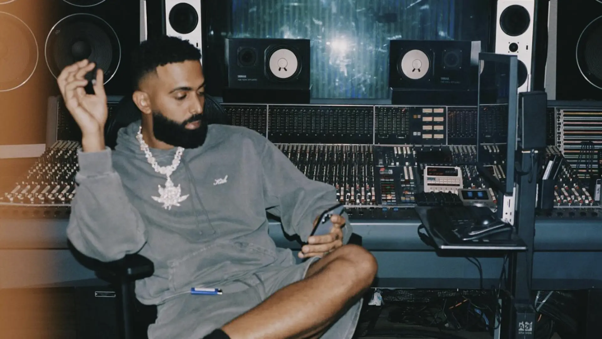 Eladio Carrión se hace mayor y le dedica su nuevo álbum a su madre