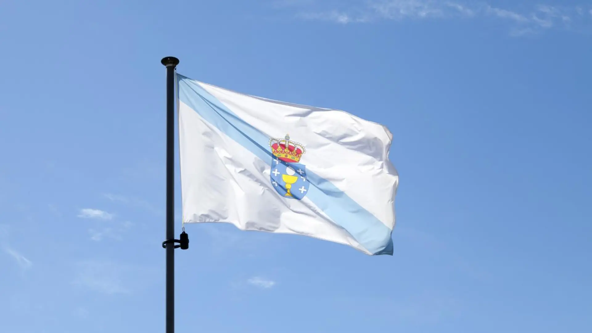 
         Qué significa el escudo de Galicia y por qué hay siete cruces y un cáliz en él 
    