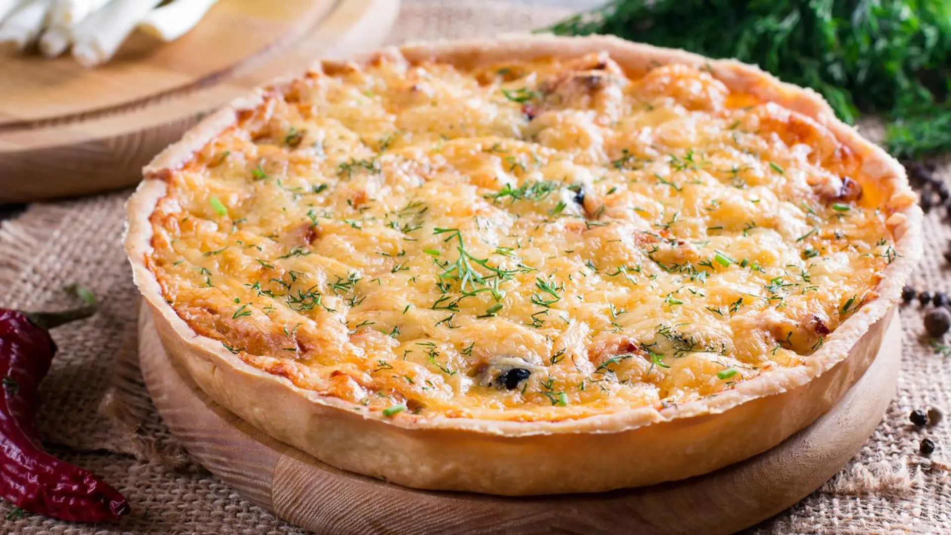 
         Pastel de puerro, jamón cocido y queso azul, una receta barata y muy nutritiva 
    