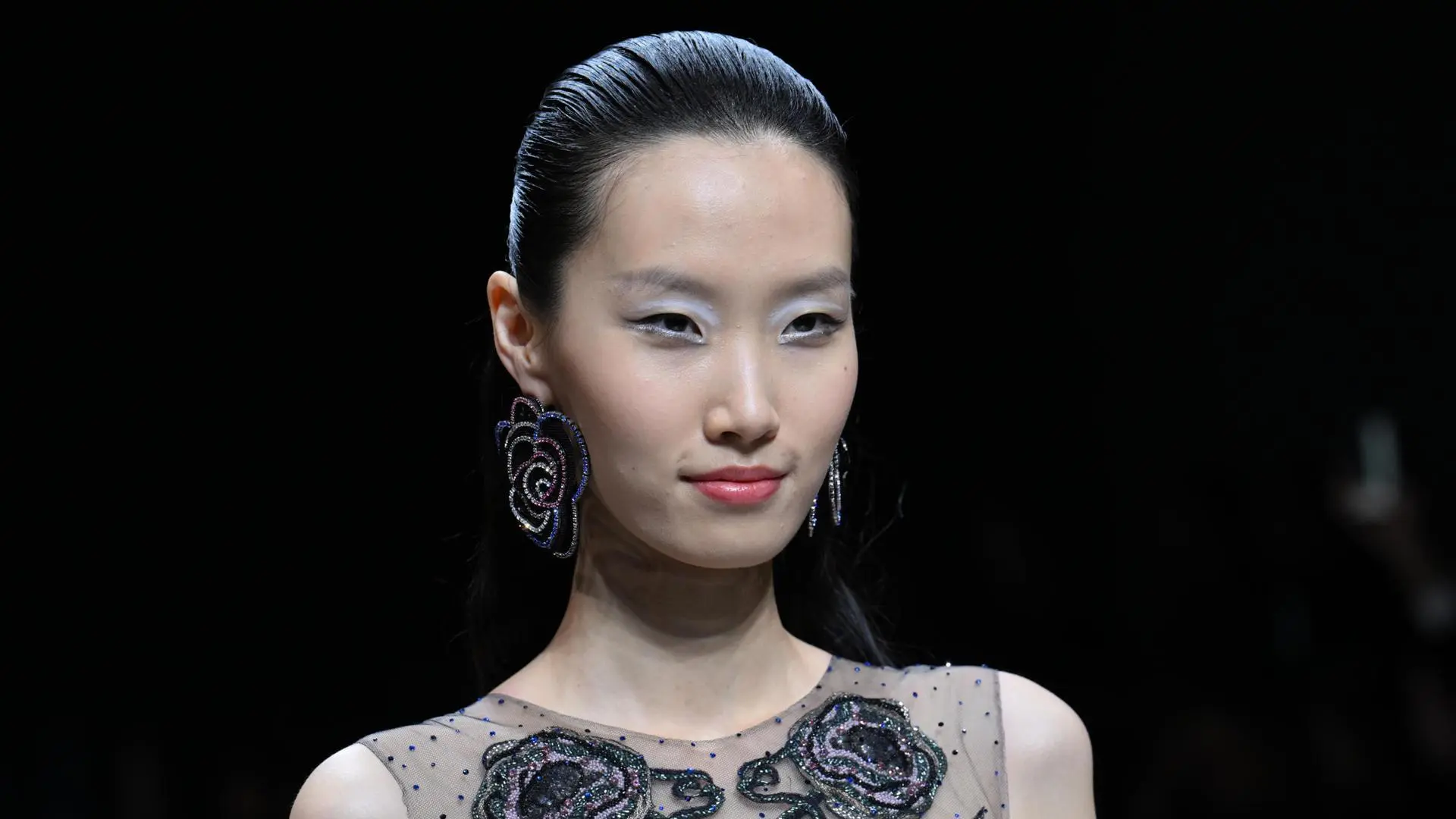 Las flores de invierno de Giorgio Armani crecen en la pasarela de Milán