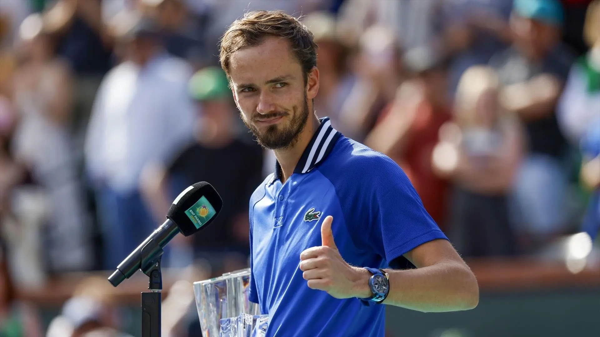 
         Daniil Medvedev con el juez de silla... ¡Y casi destroza su banquillo! 
    