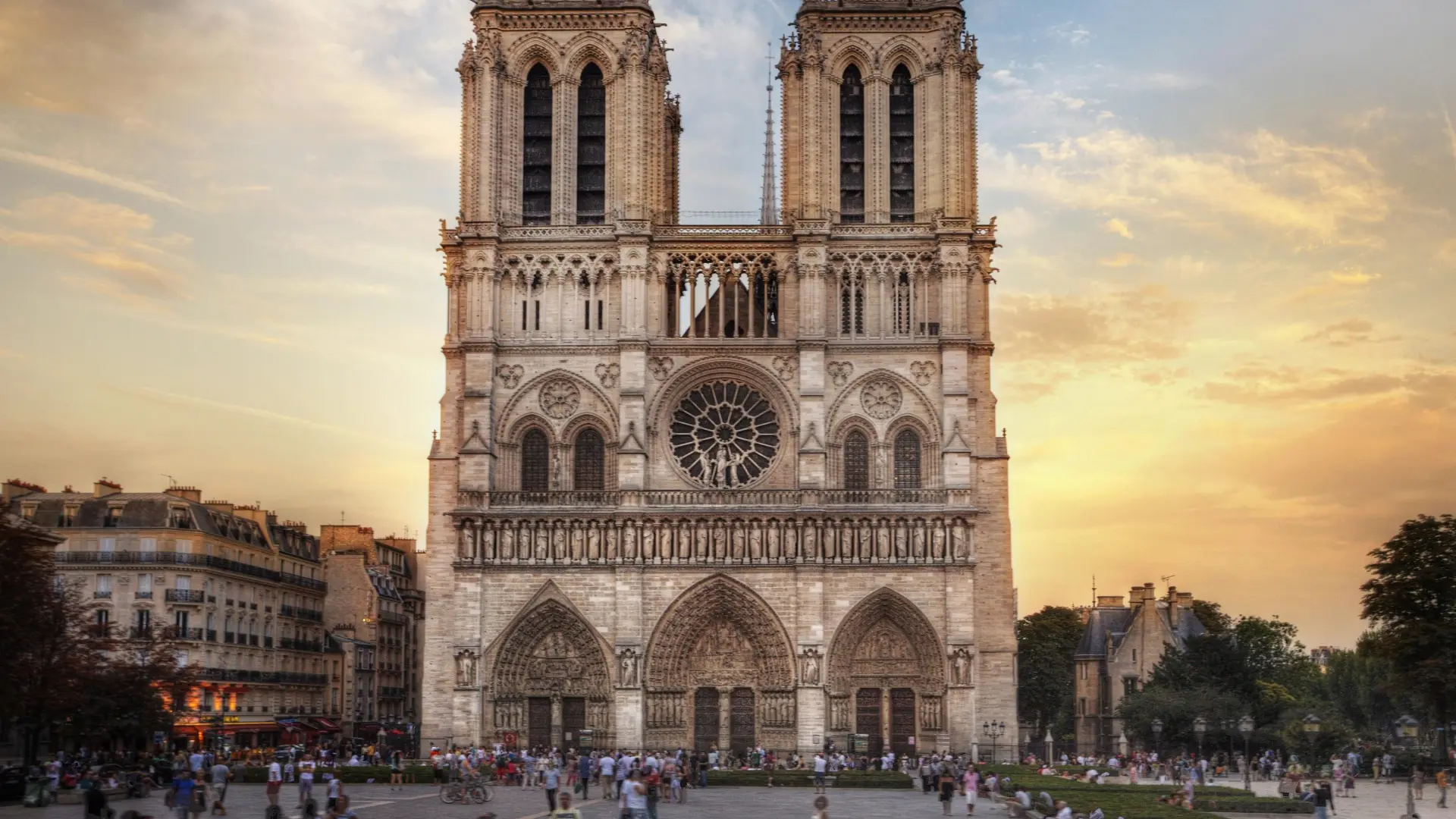 
         Macron insiste en que la reapertura de Notre Dame de París será el 8 de diciembre 
    