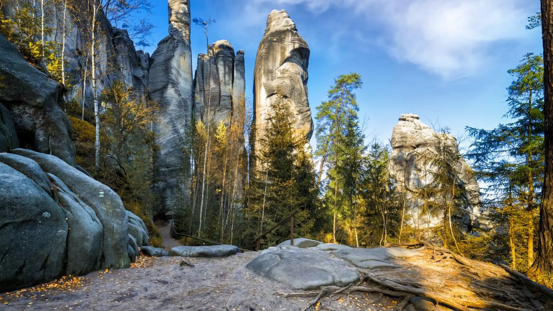 
         El curioso paisaje con formaciones rocosas únicas, cascadas y barrancos cerca de Praga 
    