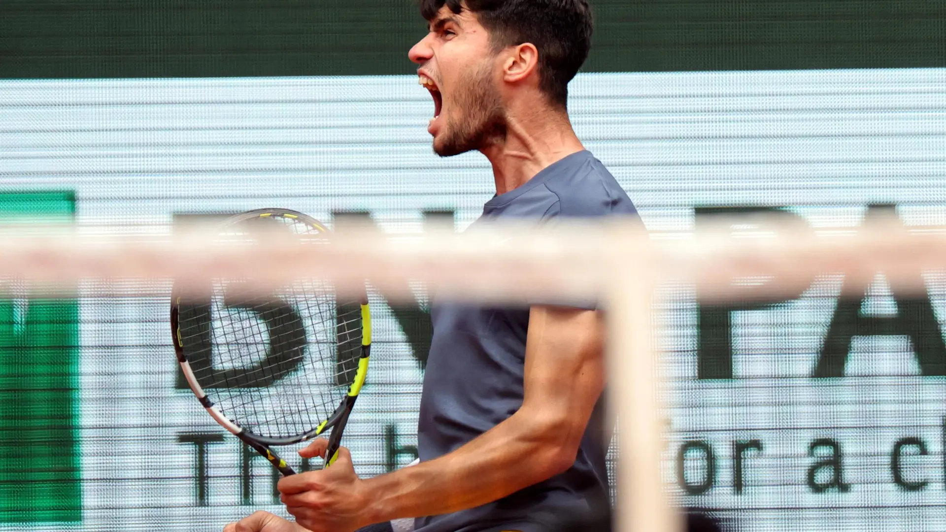 
         Alcaraz barre a Auger-Aliassime y avanza como un ciclón a cuartos de final de Roland Garros 
    