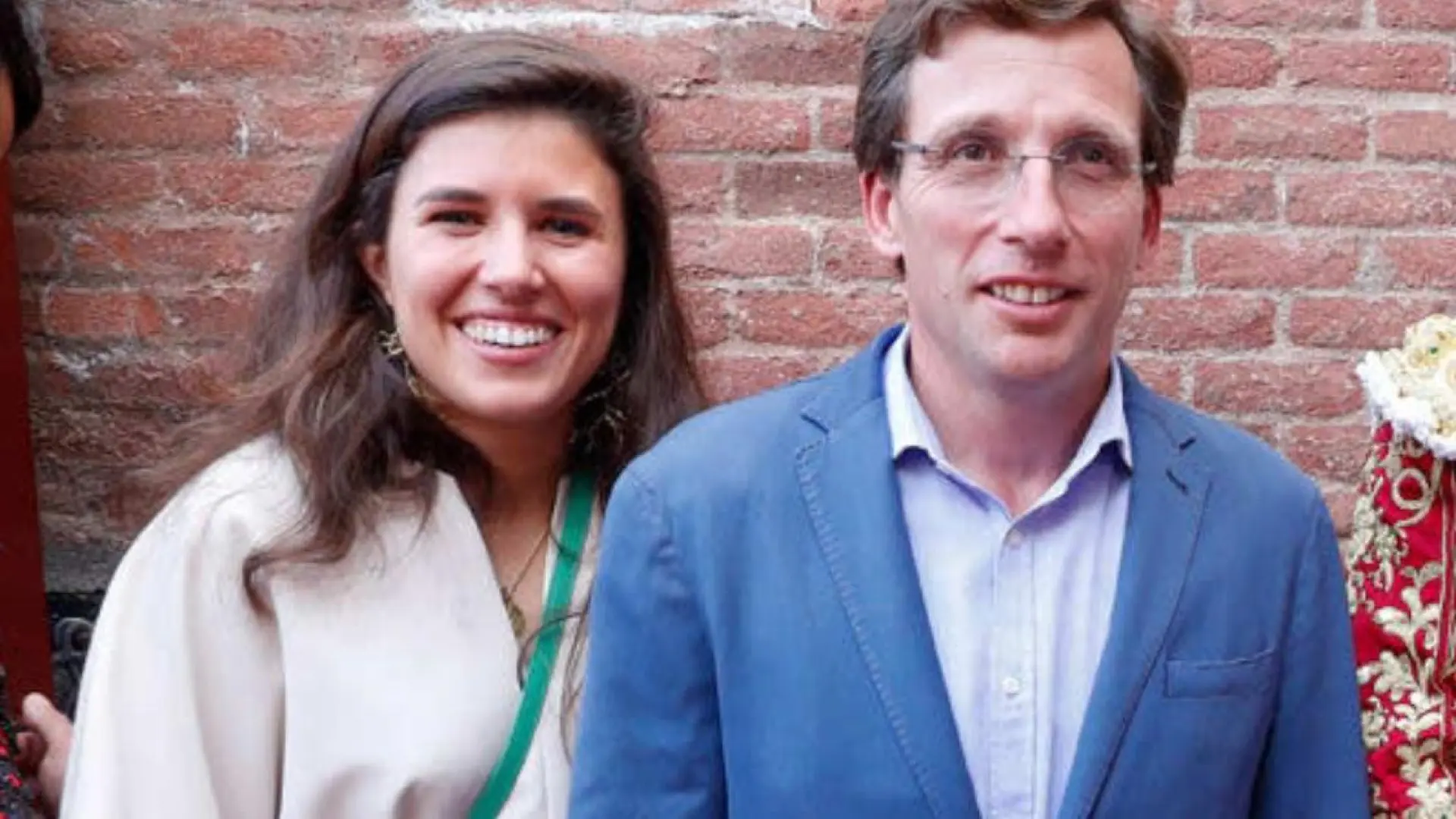 
         El lujoso detalle de los 'looks' de Almeida y Urquijo que habla de su relación 
    