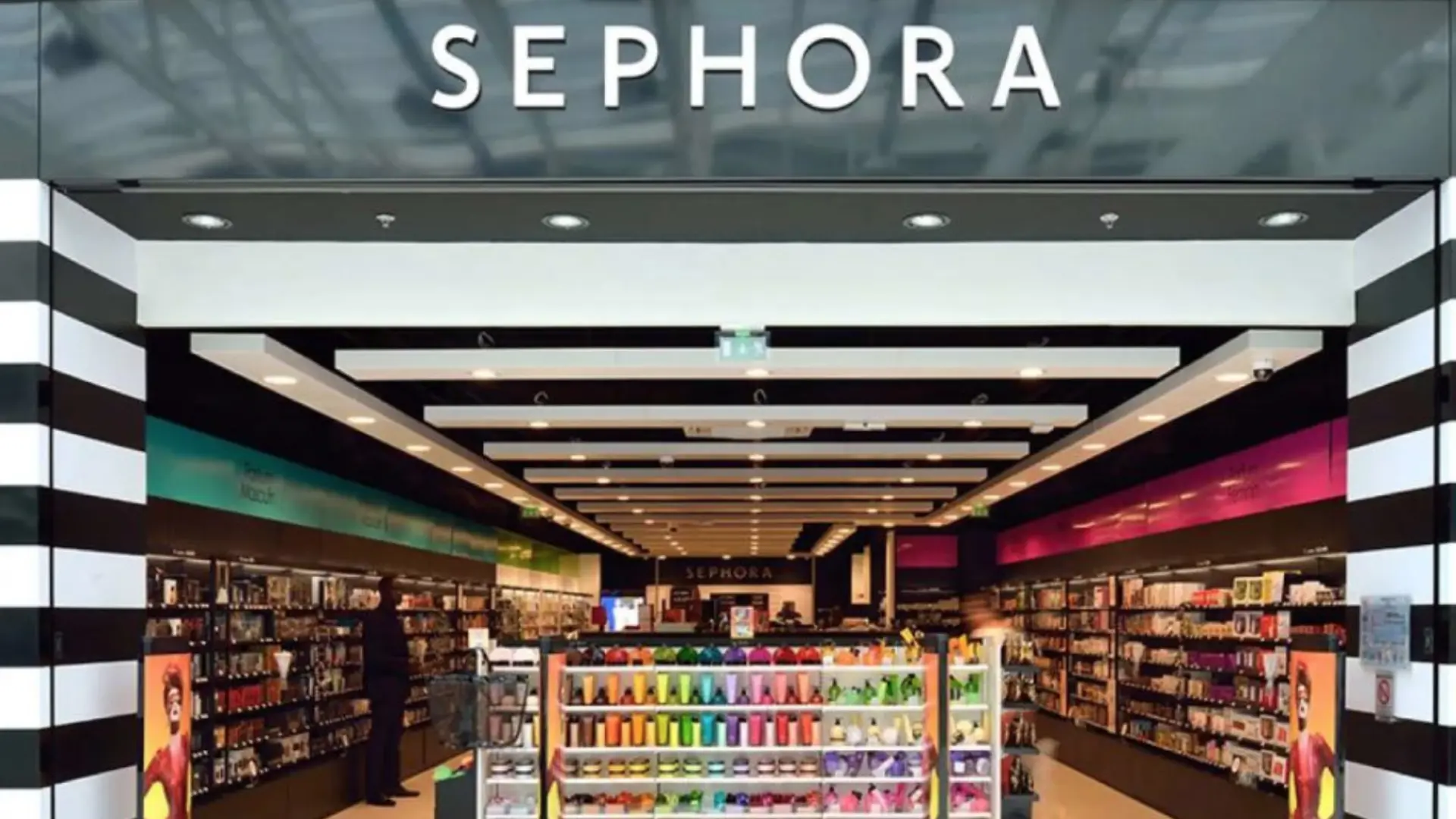 
         Italia investiga a LVMH y sus marcas Sephora y Benefit Cosmetics por promocionar cosméticos entre niños y adolescentes 
    