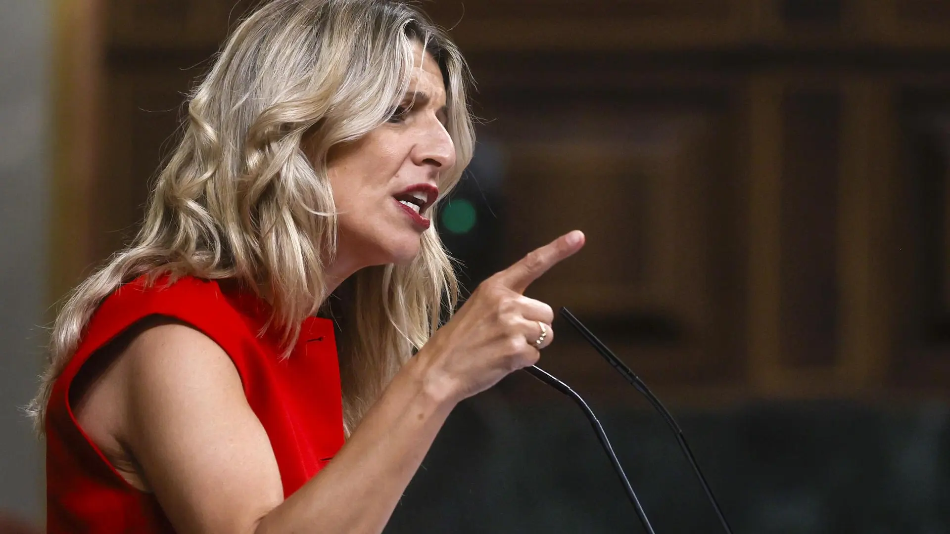 
         Díaz entierra su idea de subsumir a sus aliados dentro del partido y se culpa de intentar competir con Podemos en campaña 
    