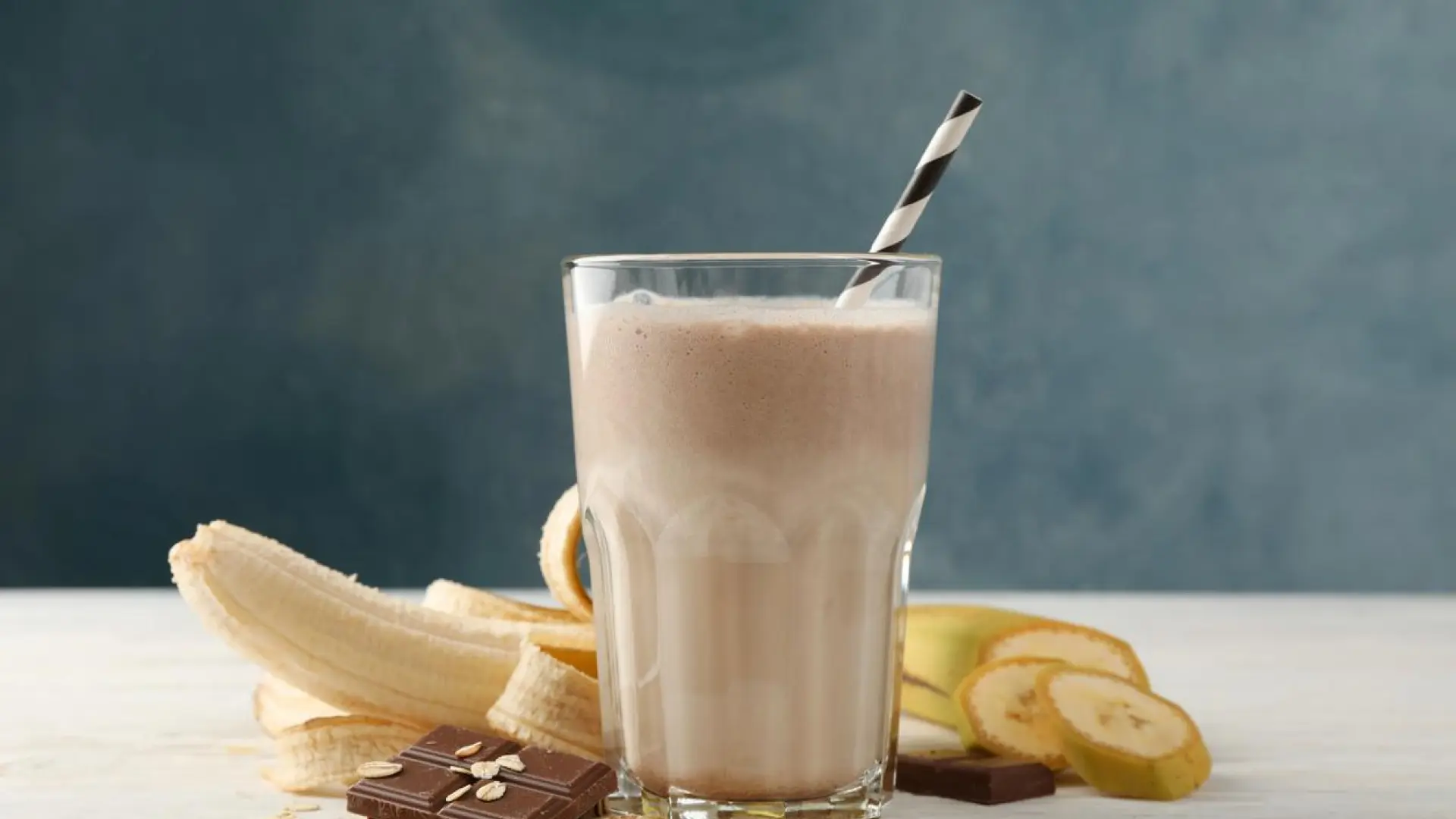 
         Desayuno en vaso: cómo hacer un batido de plátano, avena y cacao por menos de tres euros 
    