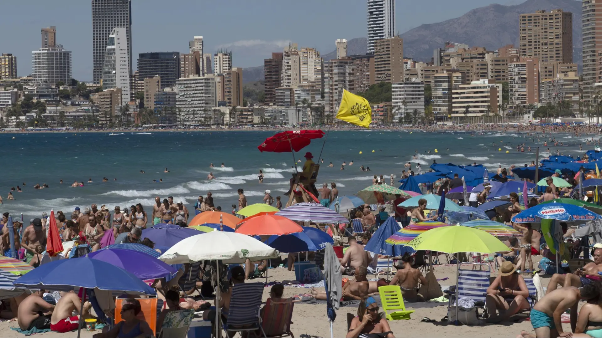 
         Baleares, Canarias y Madrid tiran de la economía y serán las comunidades autónomas que más crezcan este año 
    