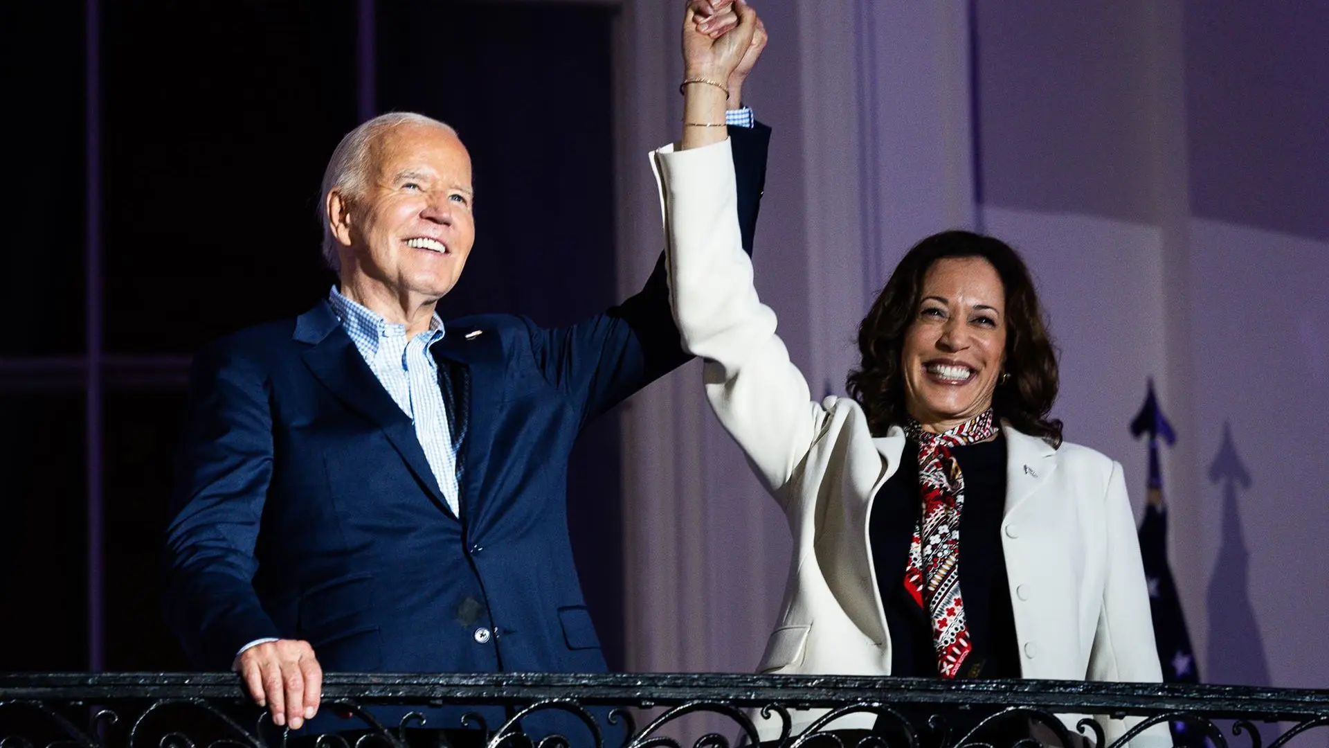 
         Biden se aferra a la candidatura pese a la presión: "Le están pidiendo que deje su ego a un lado" 
    