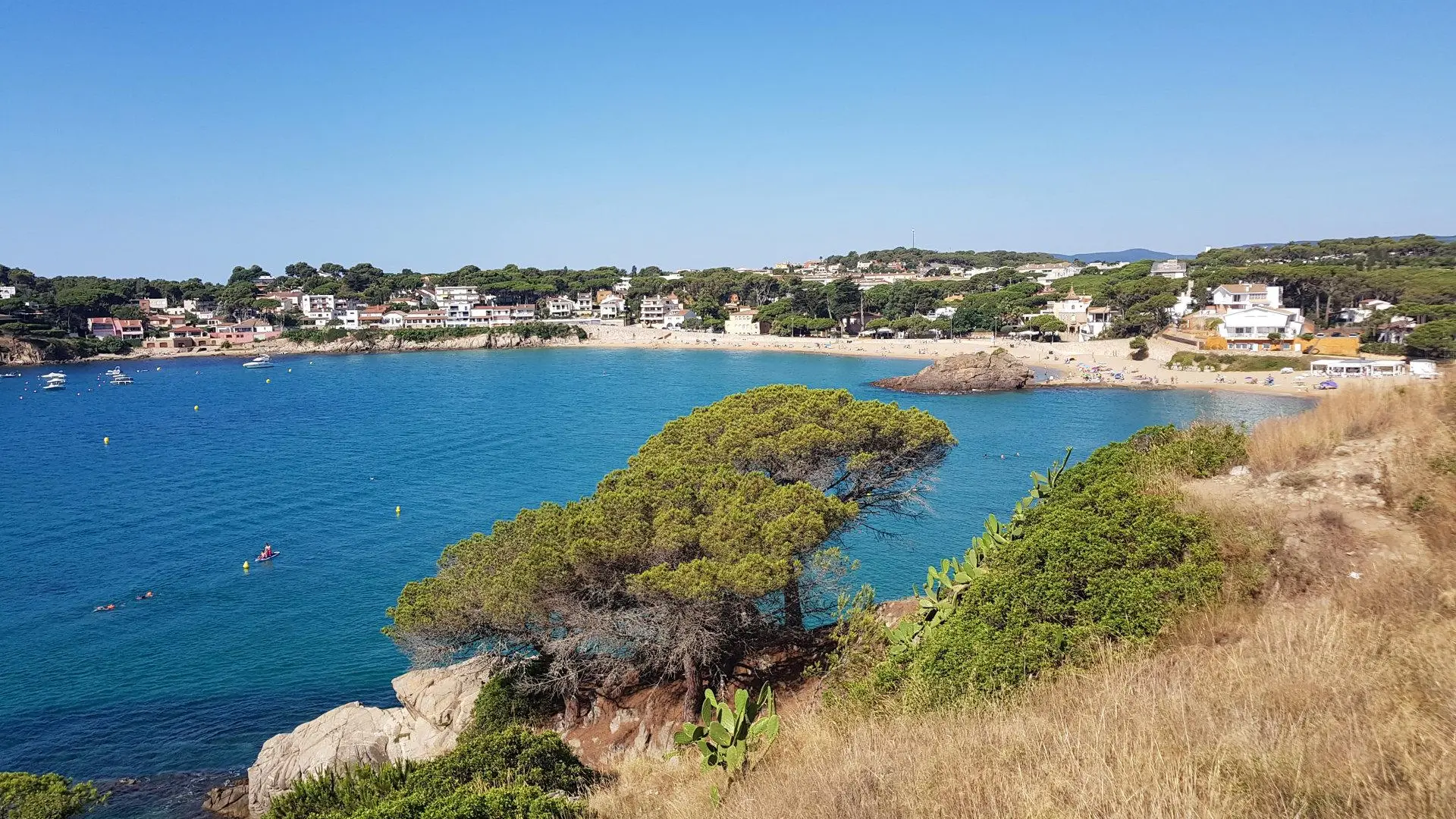 
         La leyenda de dioses griegos y un "cruel despecho" que explica la división rocosa de una playa de la Costa Brava 
    