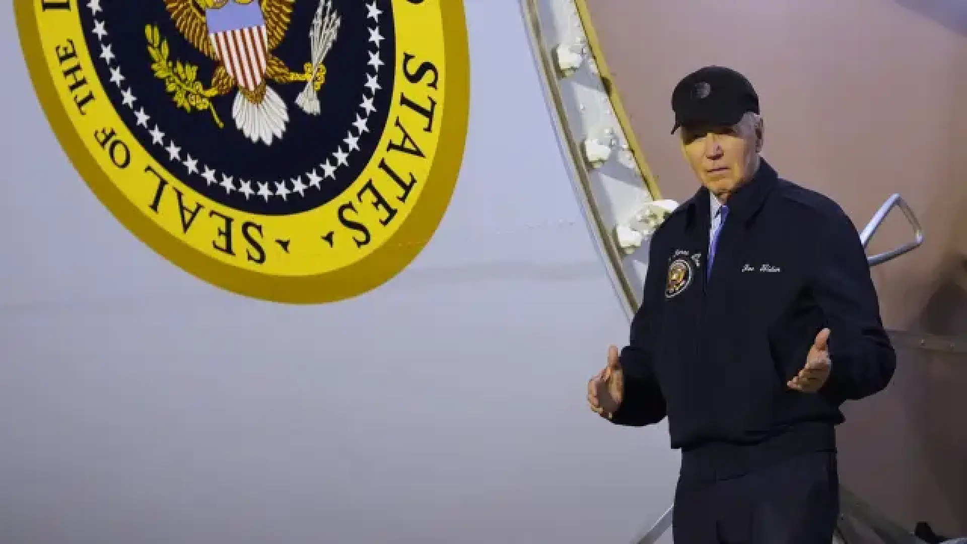 
         Tensión en el partido demócrata: Pelosi llama a Biden y le pide abandonar para no "destruir" las opciones de ganar a Trump 
    