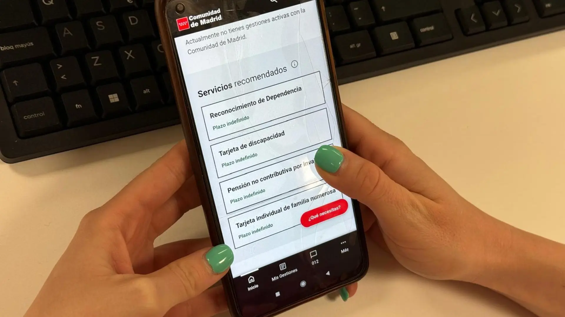 una-mujer-usando-la-app-cuenta-digital-de-madrid.r_d.855-557.jpeg