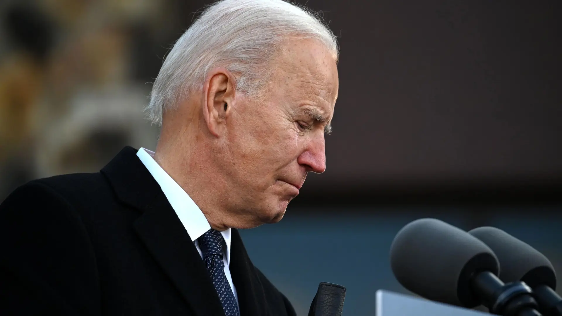 
         Biden explica que abandonó la carrera presidencial para no perjudicar a sus compañeros del partido 
    