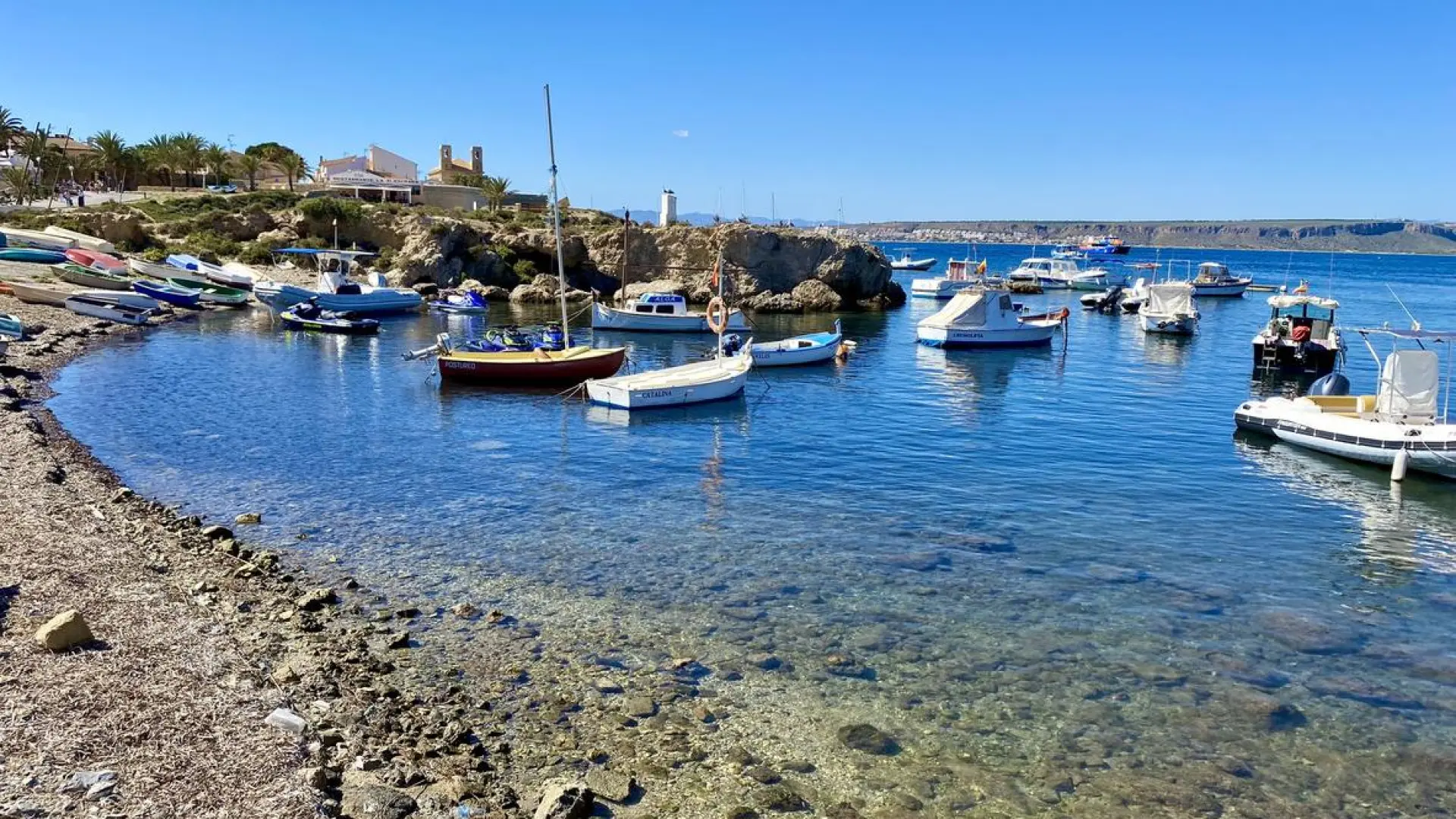 
         La isla habitada más pequeña alberga un pueblo con historiay aguas turquesas 
    