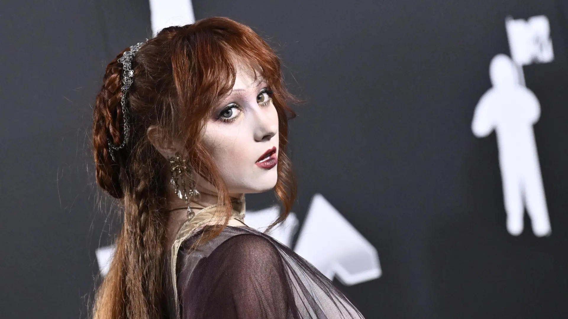 
         Sale a la luz un vídeo de Chappell Roan en el que ordena a su guardaespaldas apartar a uno de sus fans 
    