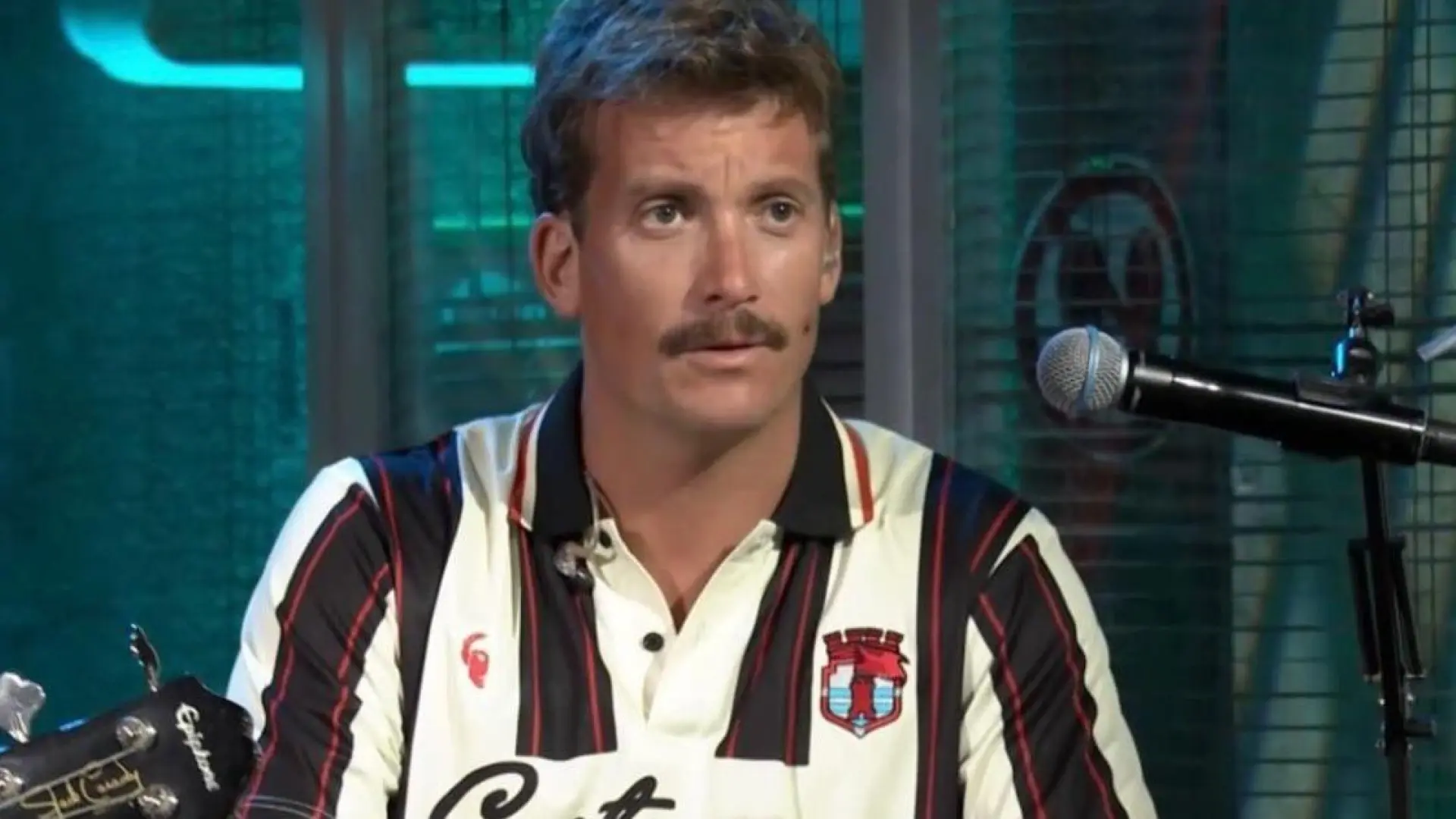 
         El significado oculto de la camiseta deportiva de Cartagena que Grison llevó a 'La Revuelta' 
    