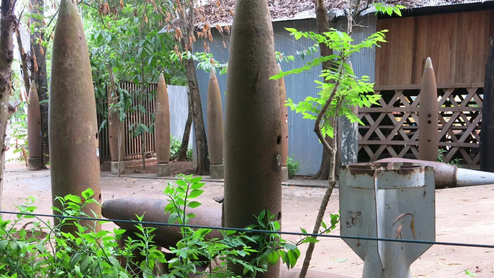
         El Museo de la Guerra en Camboya de Aki Ra, el "monstruo" que salva vidas desactivando minas 
    
