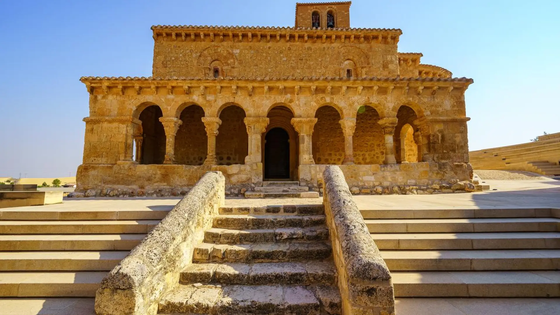 El pueblo de España que acoge la iglesia románica porticada más antigua: esta es su ubicación