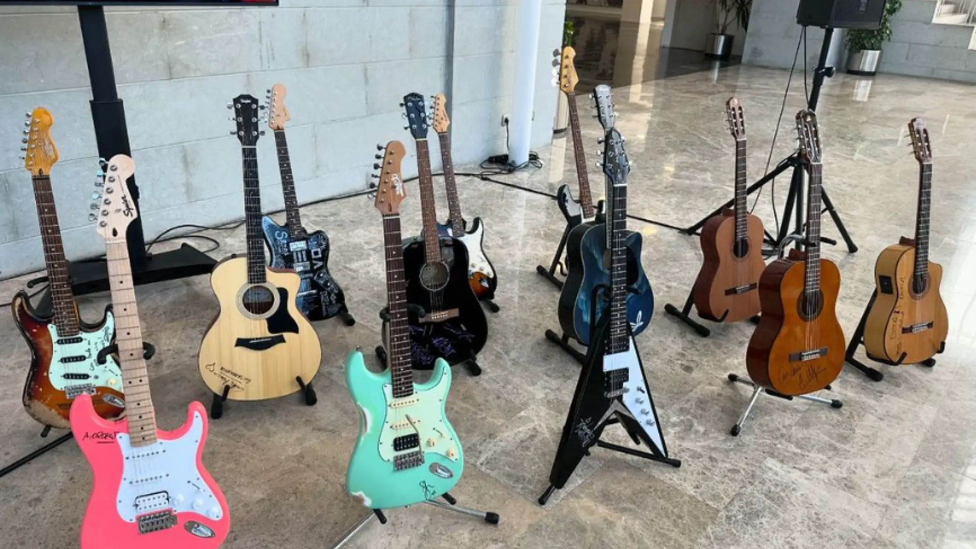 Comienza la puja solidaria de 'Músicos por la Salud' por las guitarras de Estopa, Hombres G o Alejandro Sanz