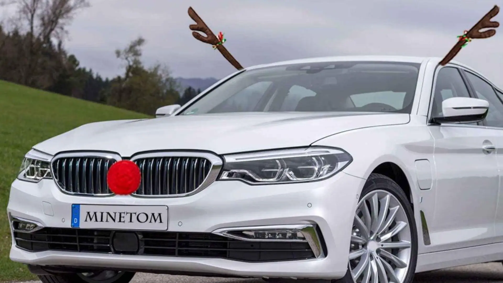 La DGT lo aclara: ¿Te pueden multar por llevar cuernos de reno en el coche como decoración de Navidad?