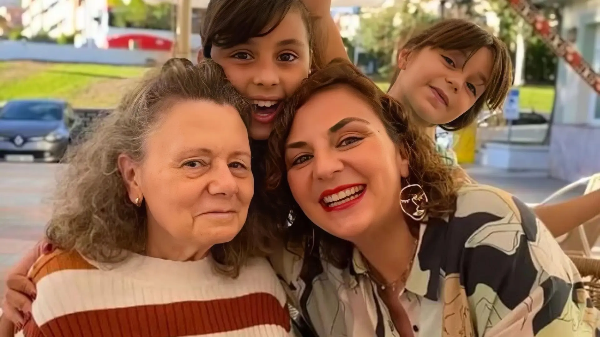 "Atrapada entre cuidar a hijos y mayores": la 'generación sándwich' se enfrenta a una doble carga