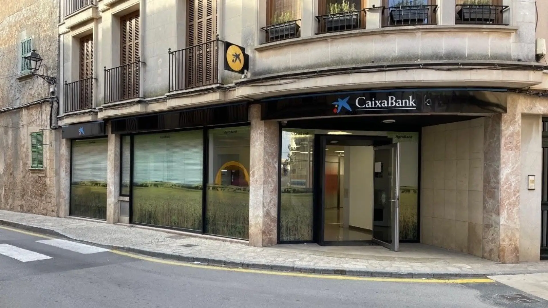 
         CaixaBank ofrece 400 euros o regala una televisión Samsung a cambio de domiciliar la nómina 
    