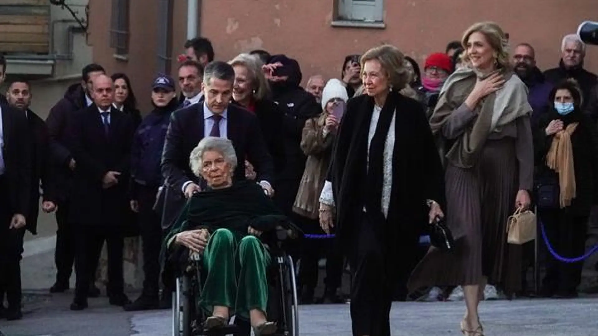 Doña Sofía acude con su hermana, Irene de Grecia, y su hija la infanta  Cristina a la boda de Nicolás de Grecia y Chrysi Vardinoyanni