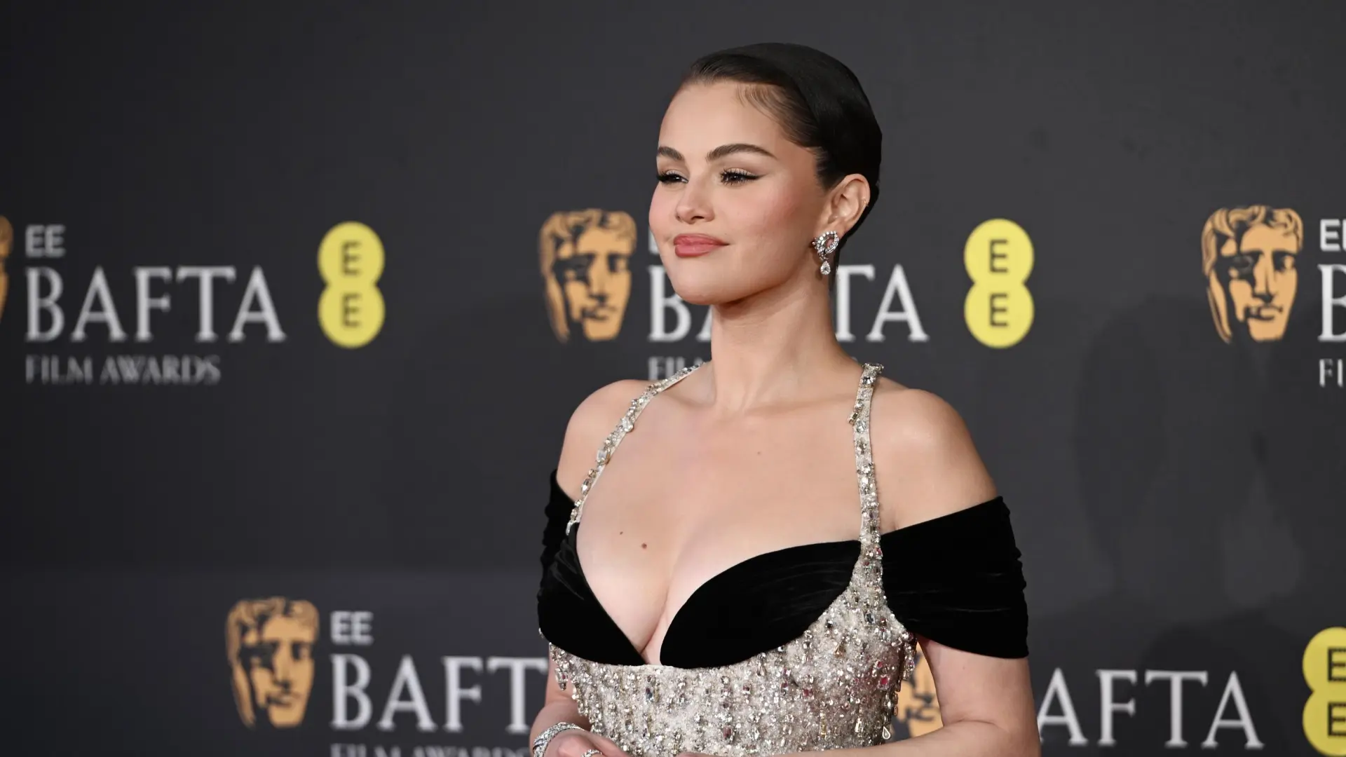 
         Selena Gómez se sincera sobre su compromiso con Benny Blanco: "He estado sola en el mundo" 
    