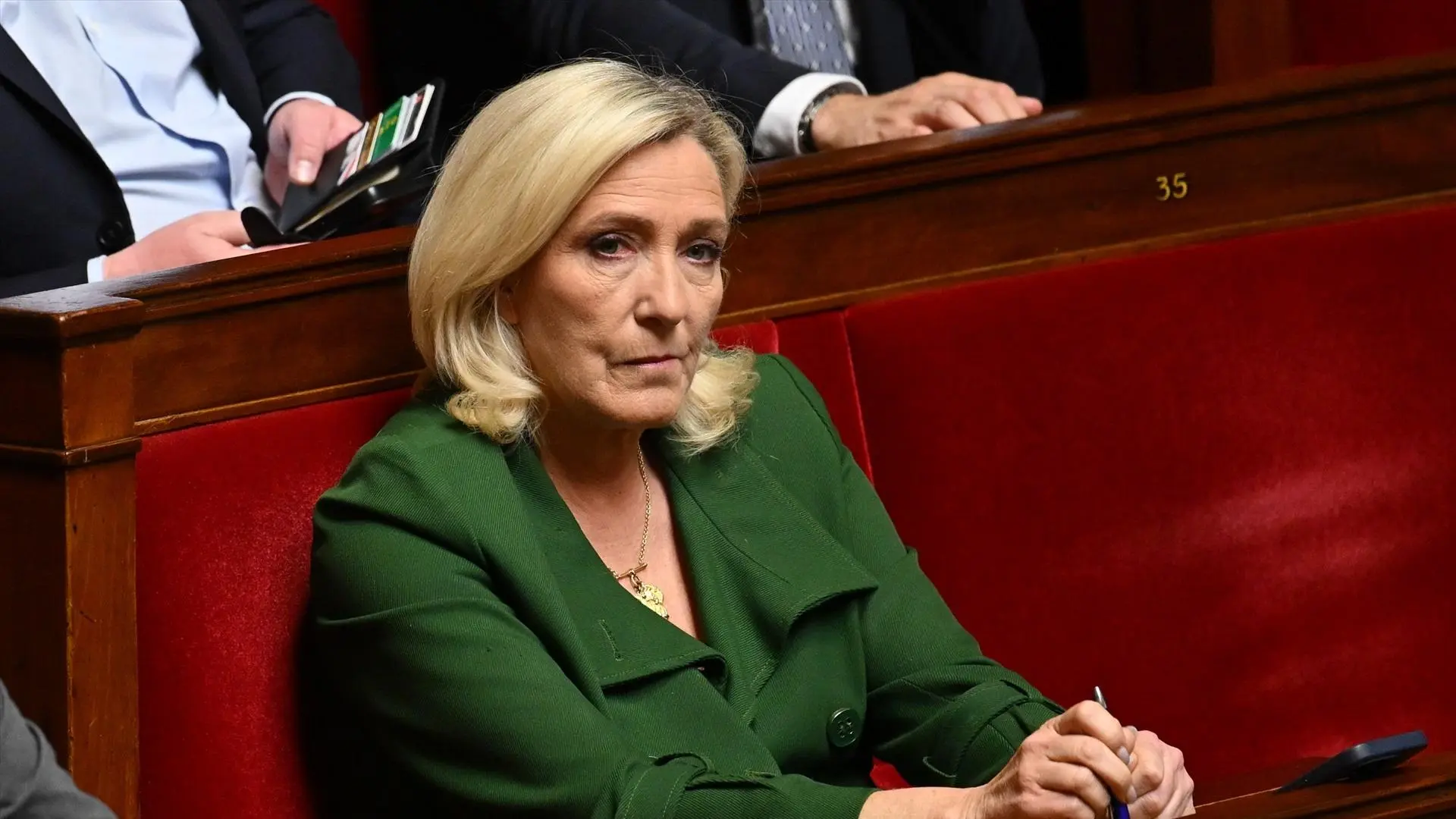 Absuelven a Marine Le Pen de una acusación de racismo por vincular a una mujer con velo con el "islam radical"