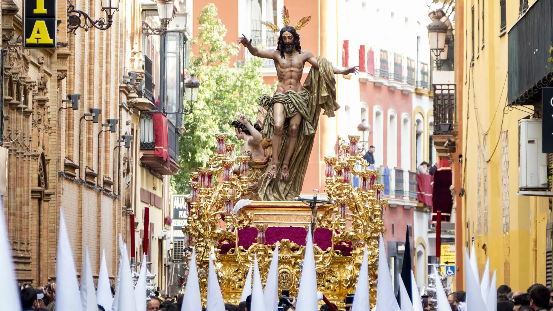 El vídeo viral de la Semana Santa de Sevilla: un ingeniero da 'vida' a los pasos usando la IA