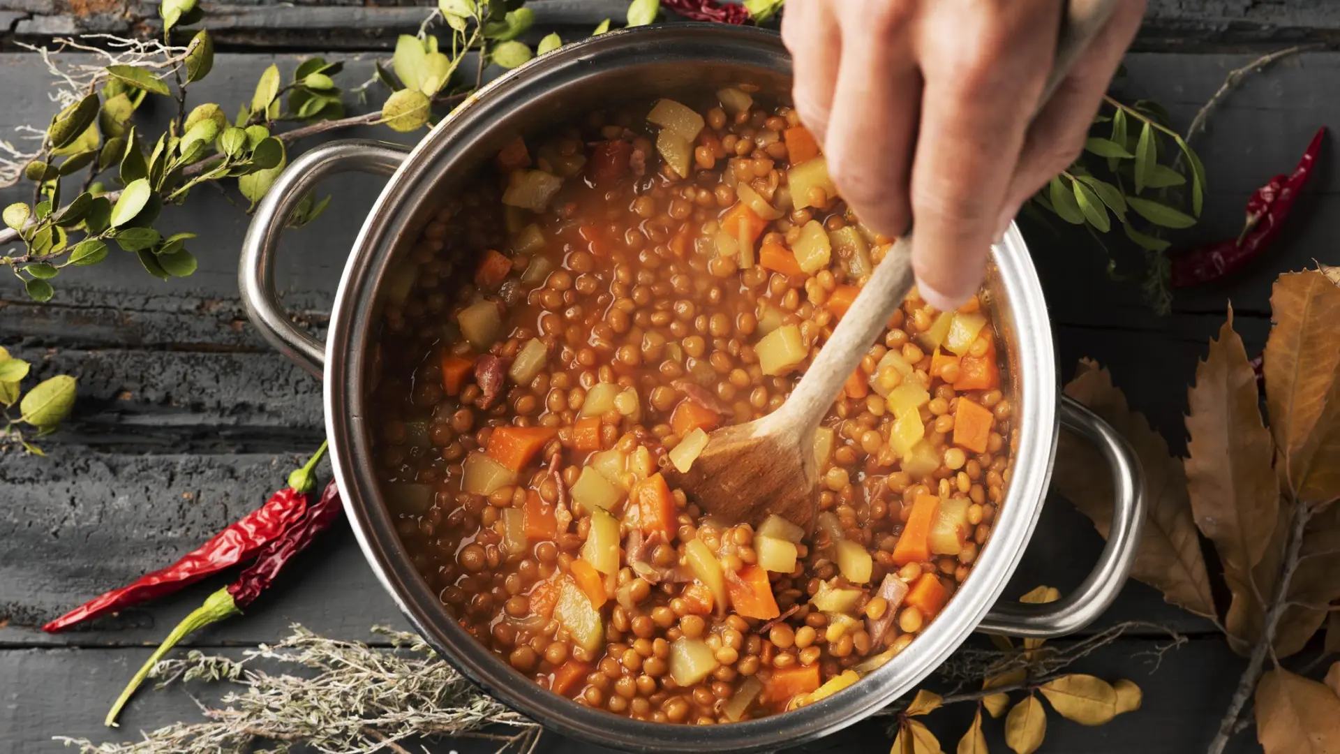Los chefs profesionales coinciden: las mejores lentejas no tienen que llevar carne; pueden hacerse con verduras perfectamente