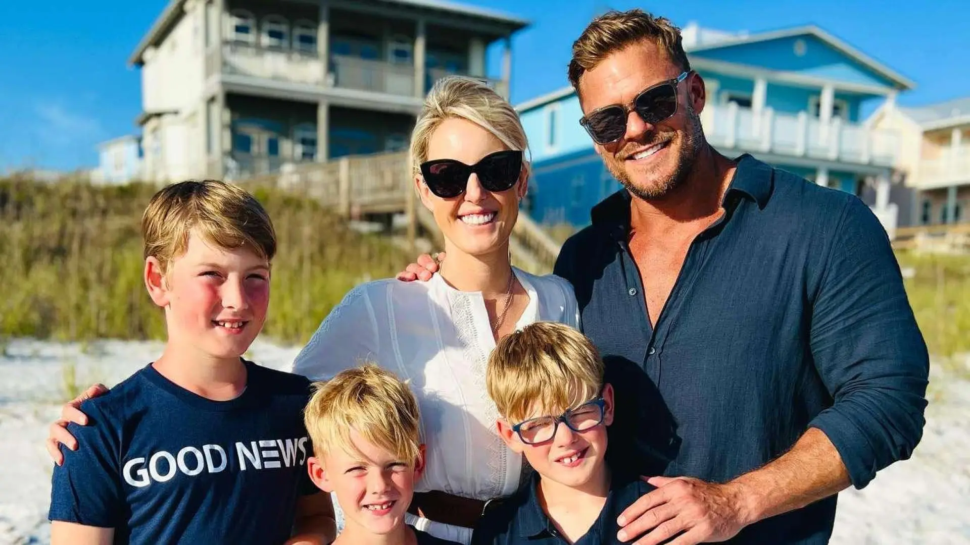 
         El alternativo modo de vida de Alan Ritchson y su familia: "En la carretera" 
    