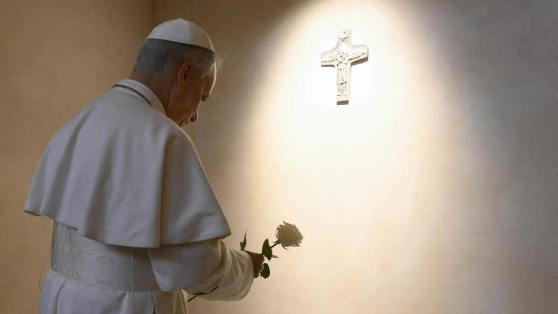 León XIV marca un cambio de estilo y asienta la obra de Francisco un año después de su muerte: "Mide mucho sus palabras y gestos"