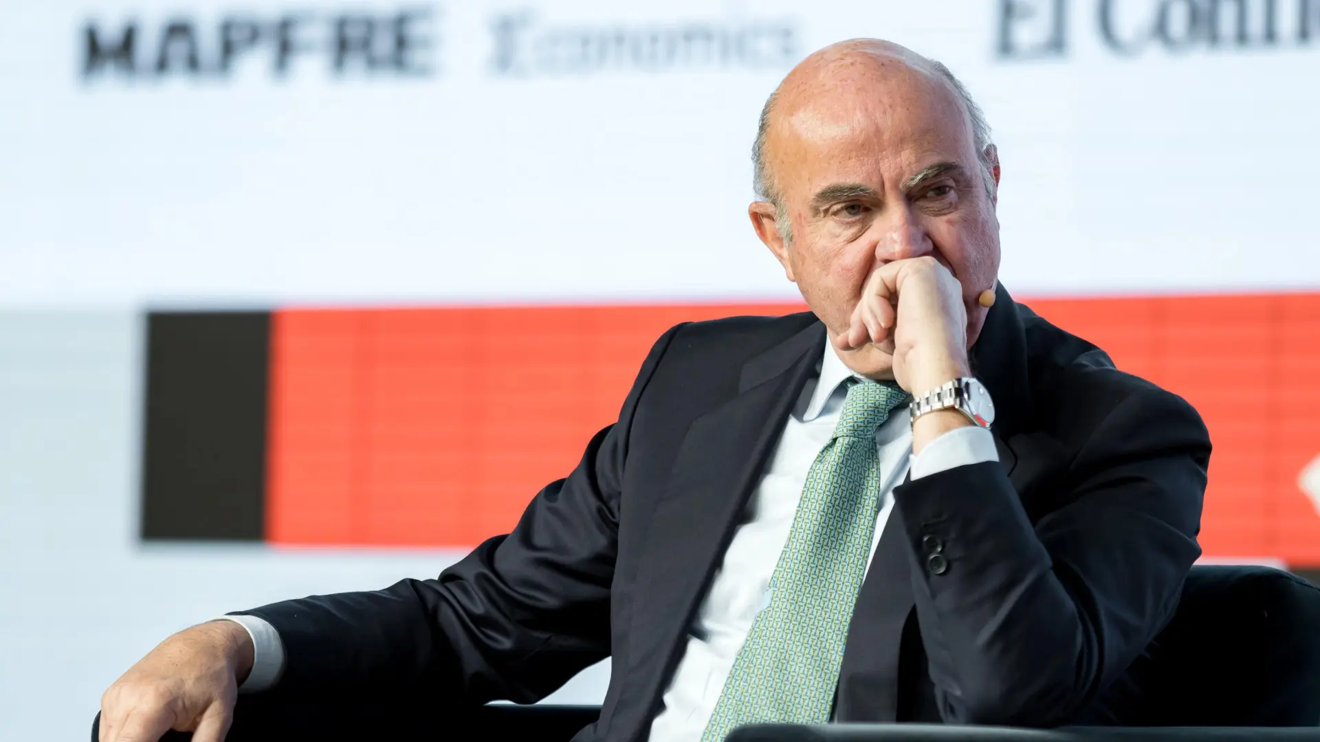 Guindos ve apropiado el nivel de tipos pero advierte de que la tensión geopolítica afecta ya a la inversión