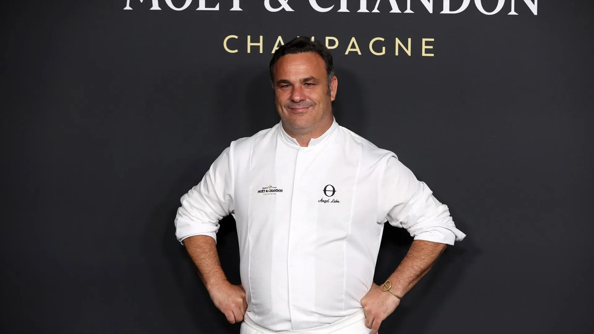 El truco que Ángel León aprendió de un pescador para desescamar pescado sin usar pelador ni cuchillo