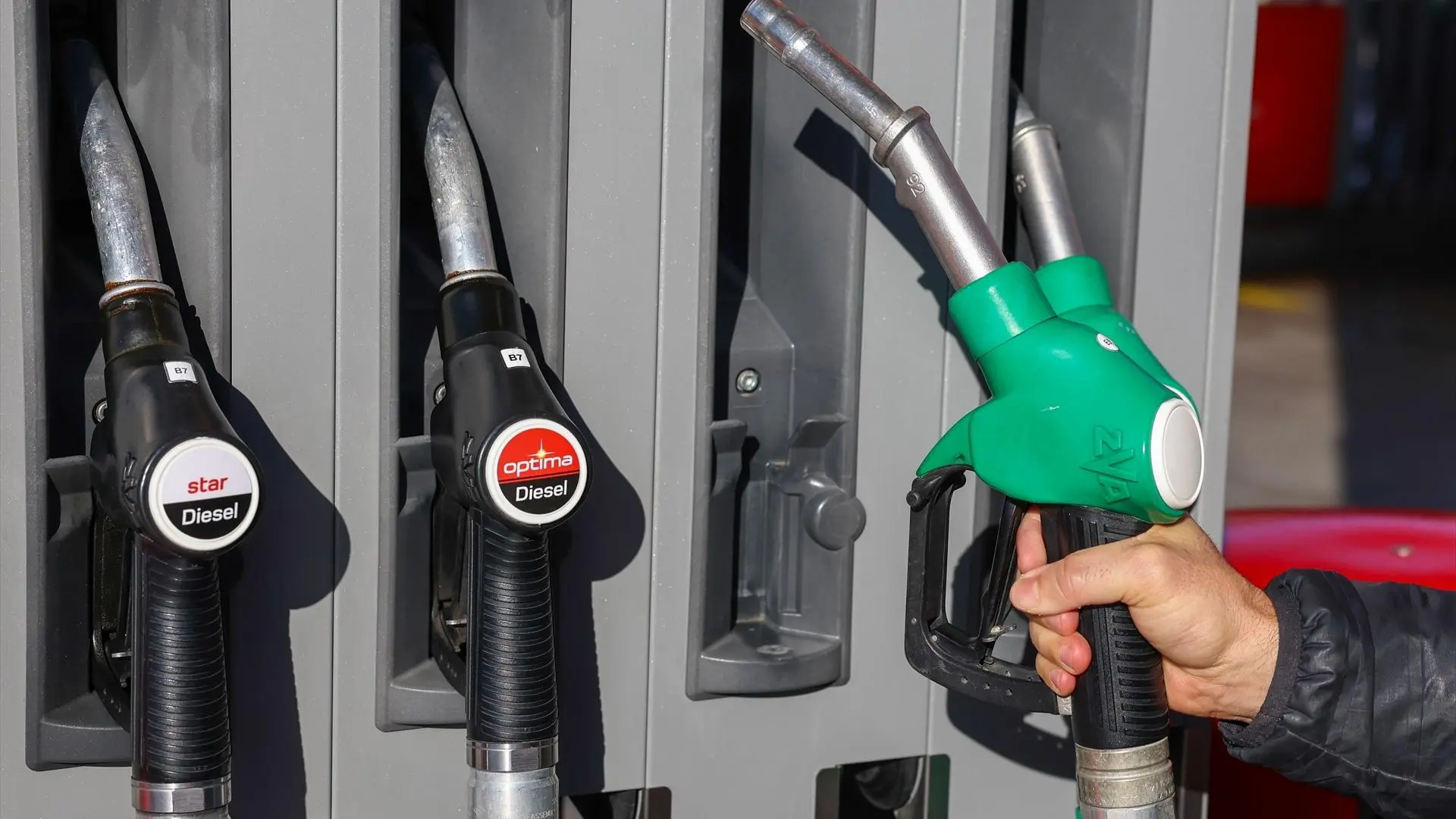 
         Las gasolineras que debes evitar en tus viajes durante la Semana Santa y las más baratas para repostar 
    